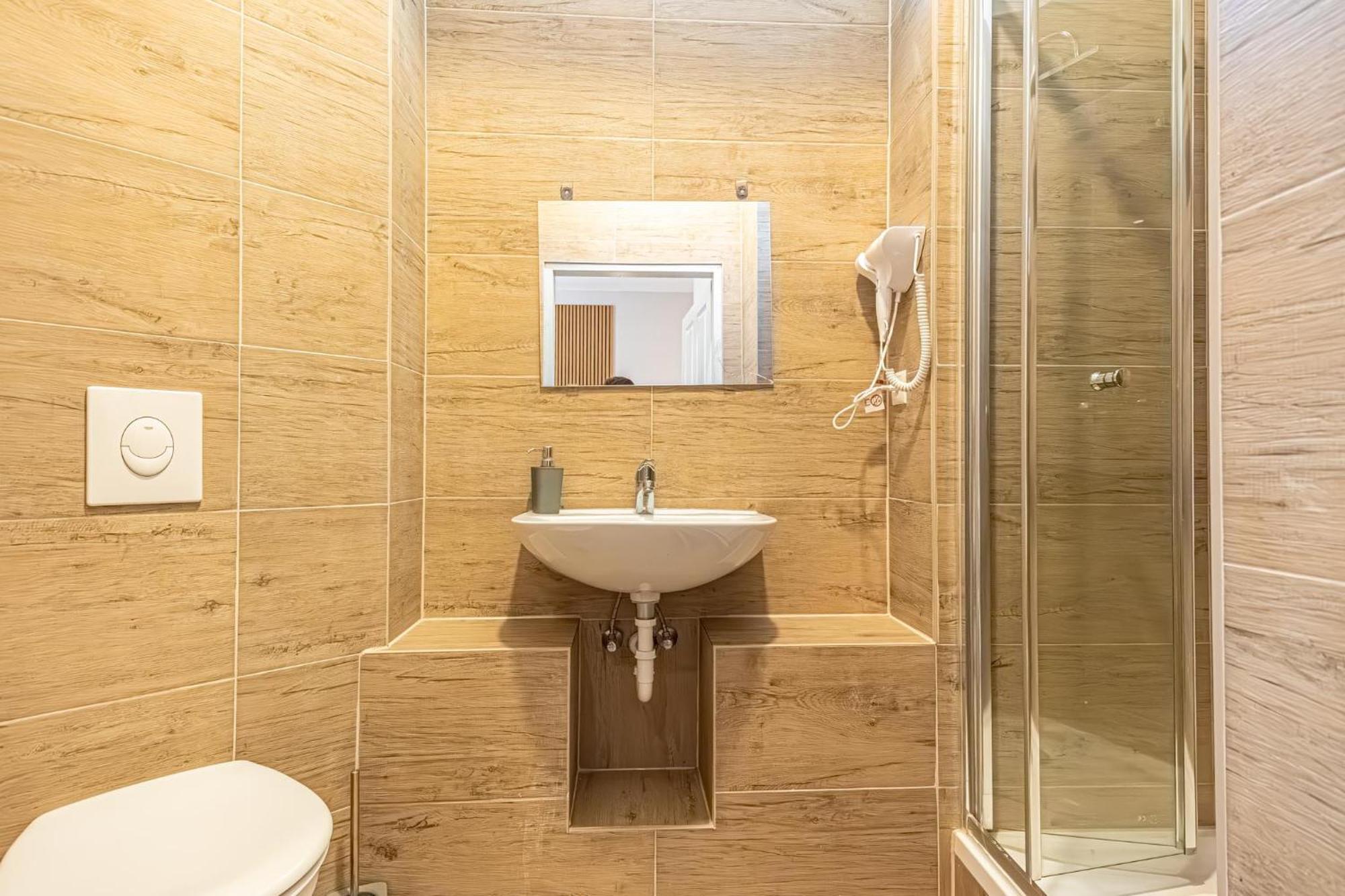 Wiener Stadthalle Boutique - Ideal For Couples Vienna